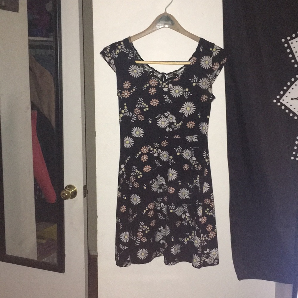 CUTE BLACK DRESS WITH PATTERN ON IT